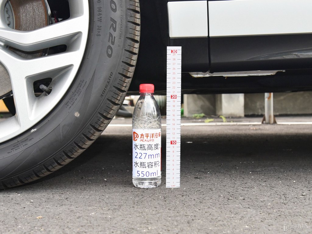 富士白攬勝極光車身外觀圖片