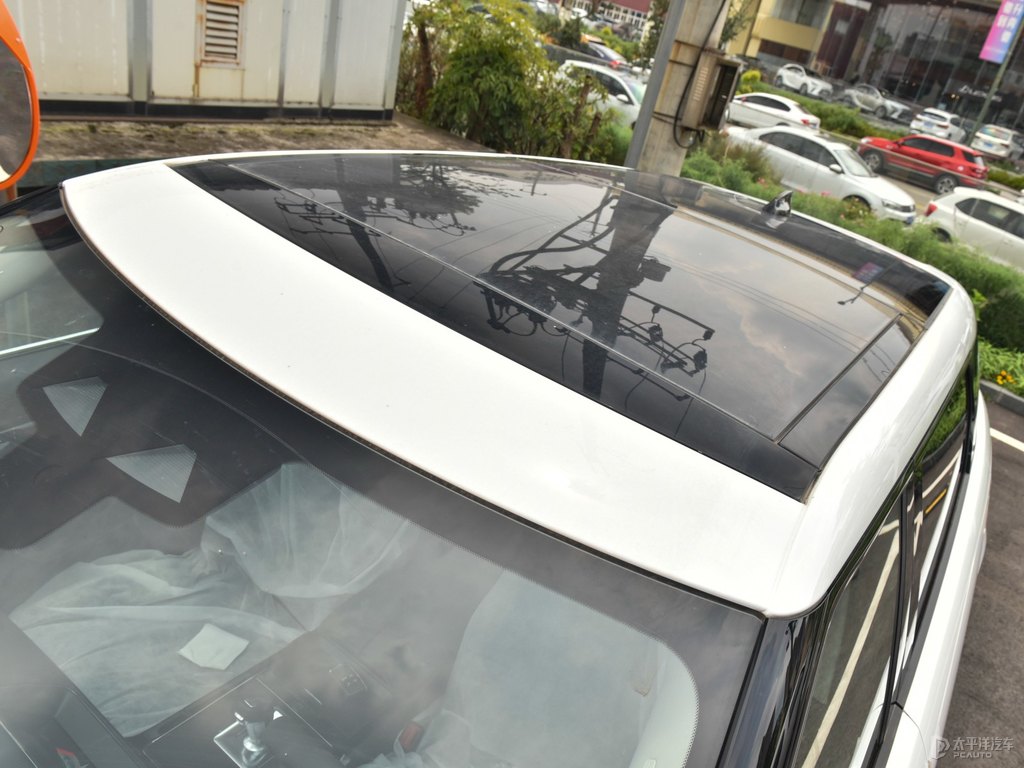 富士白攬勝極光車身外觀圖片