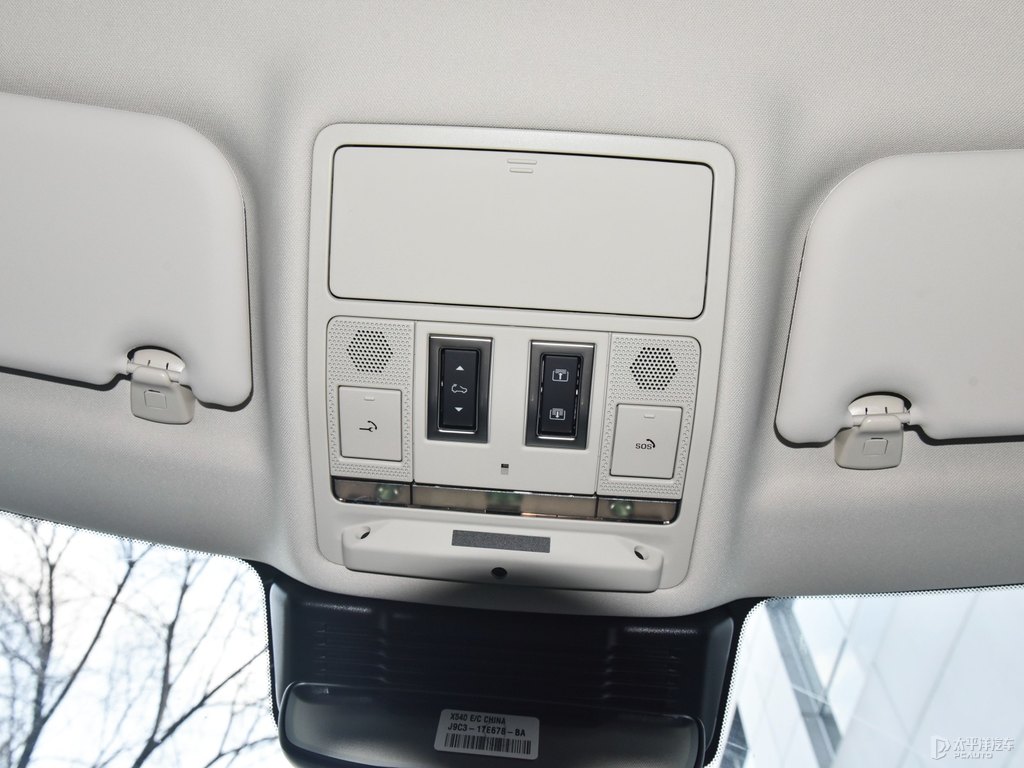 富士白攬勝極光車廂內飾圖片