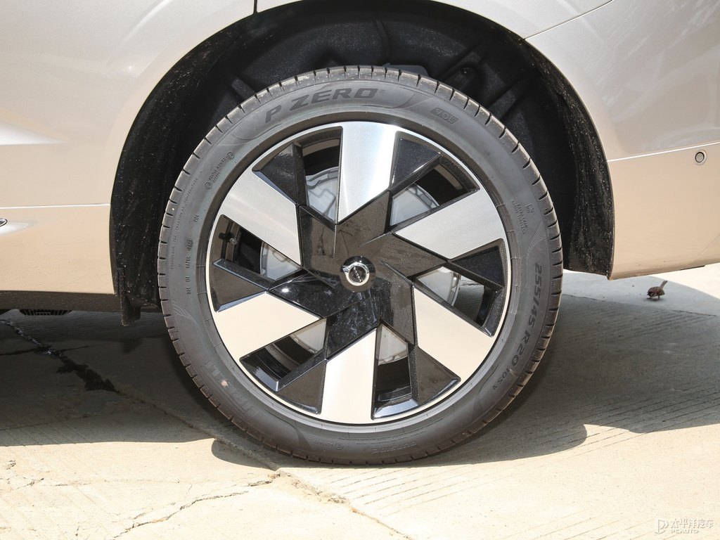晨光銀沃爾沃XC60新能源車身外觀圖片