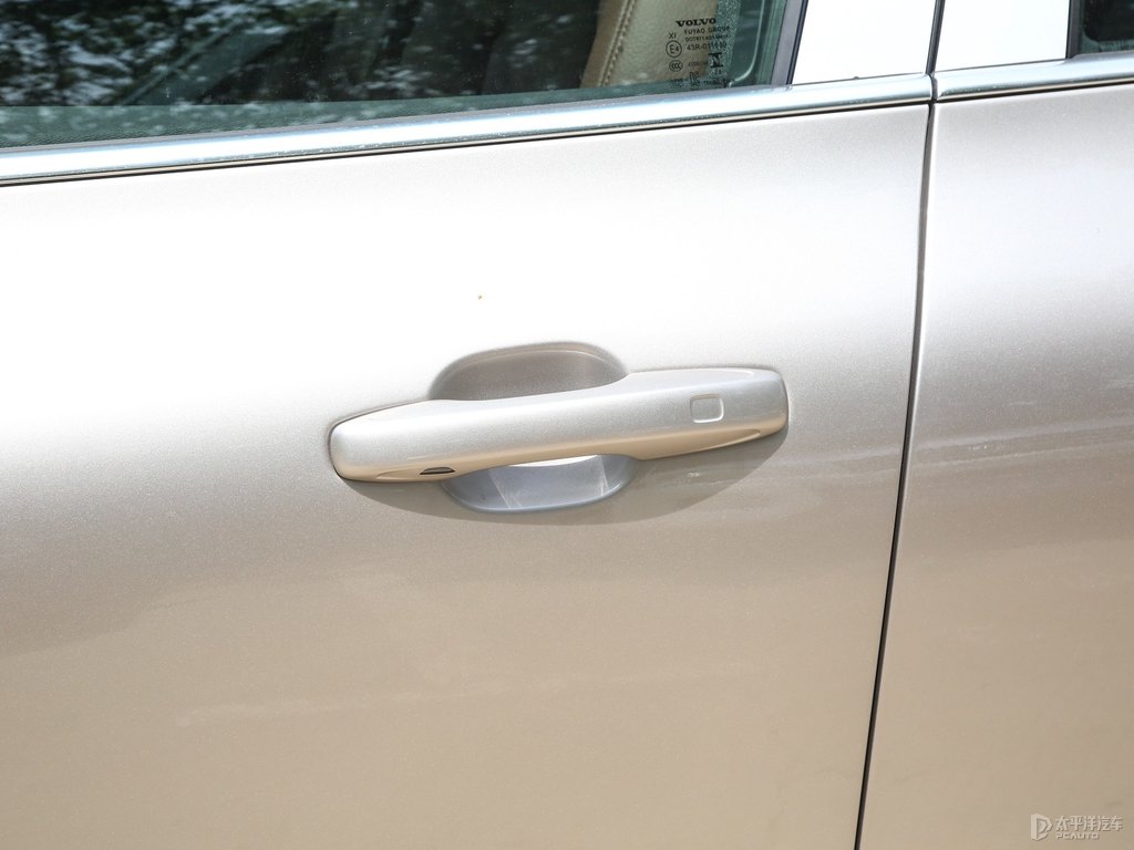 晨光銀沃爾沃XC60新能源車身外觀圖片