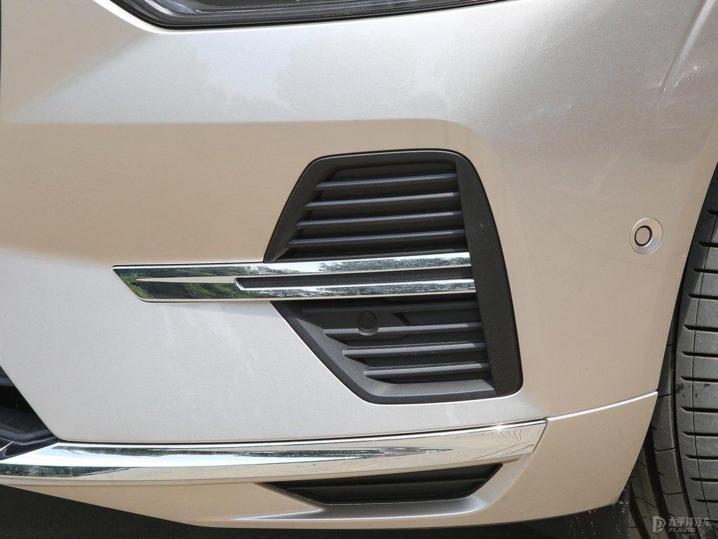 晨光銀沃爾沃XC60新能源車(chē)頭外觀圖片