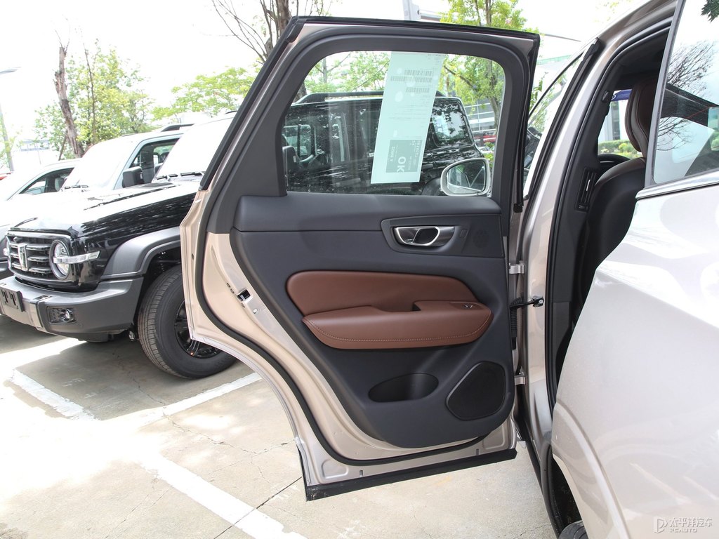 晨光銀沃爾沃XC60新能源車廂內(nèi)飾圖片