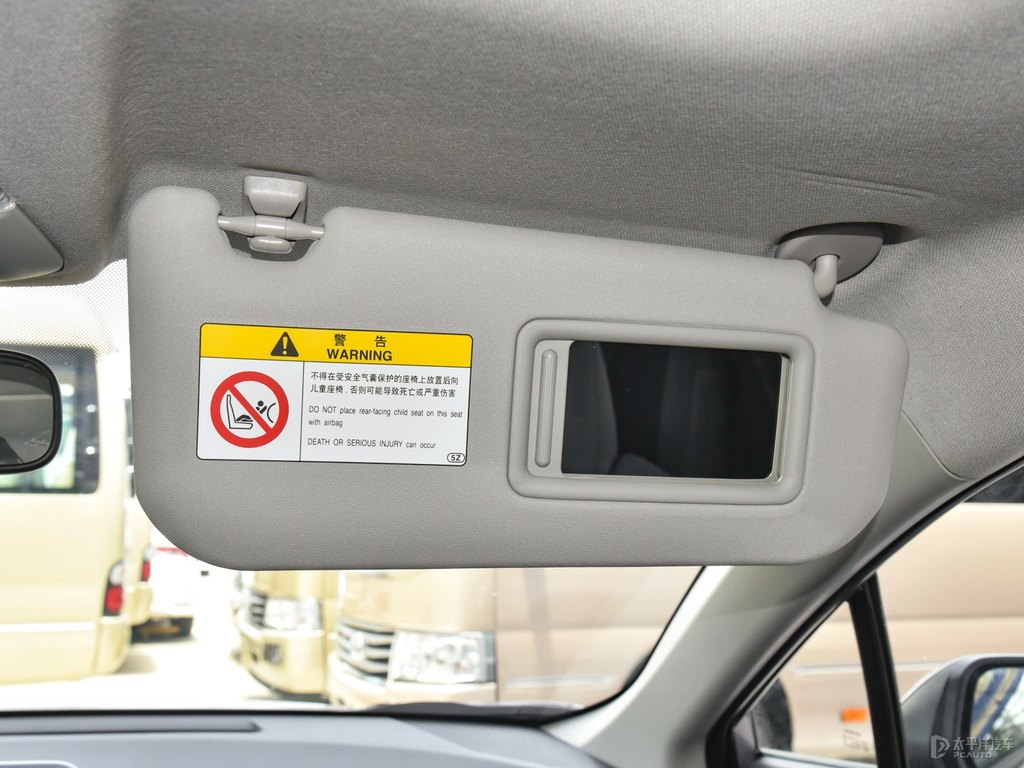 流光銀奕澤IZOA車廂內(nèi)飾圖片