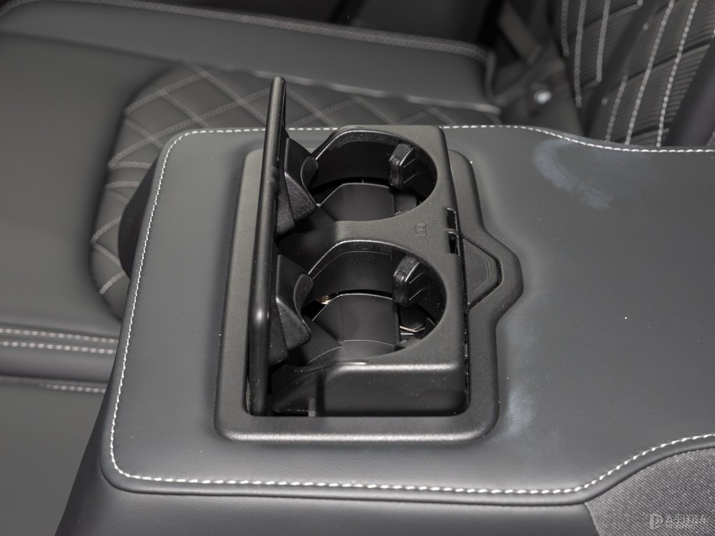 奧迪Q3 Sportback儲物空間空間圖片