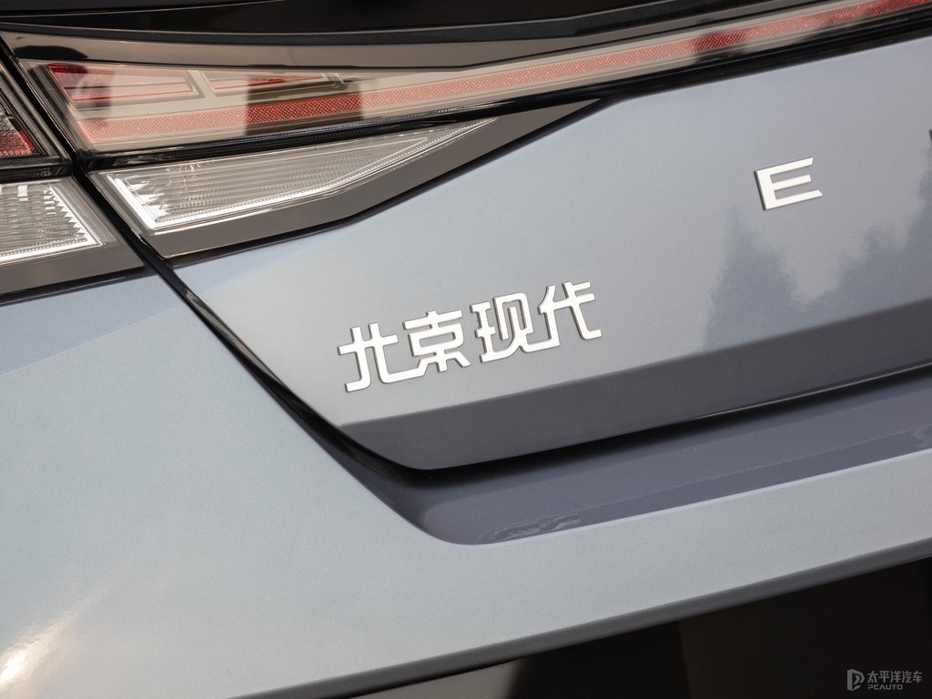 太空灰伊蘭特車尾外觀圖片