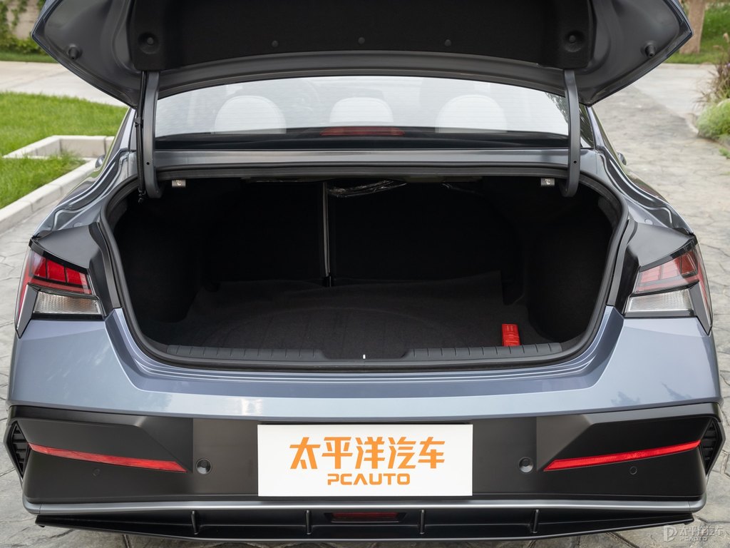 太空灰伊蘭特后備廂空間圖片