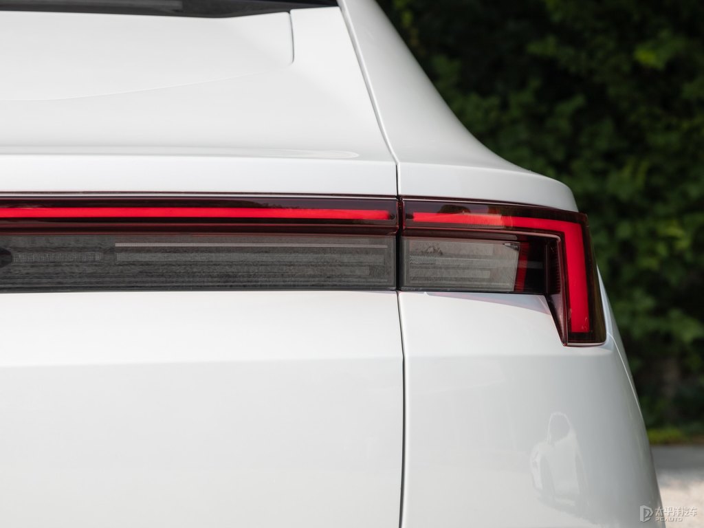 ѩPolestar 4܇β^DƬ
