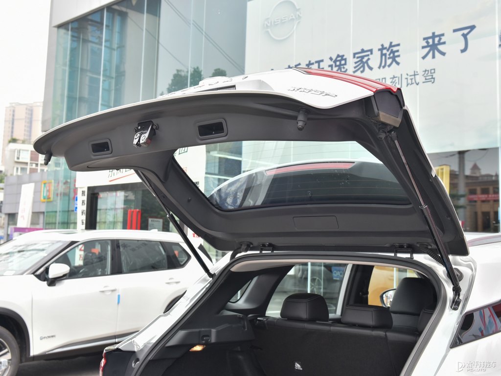 月光銀逍客后備廂空間圖片