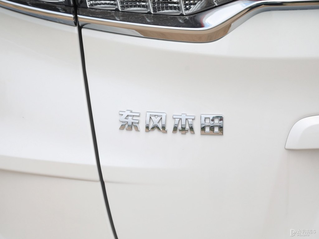 晶耀白本田UR-V車尾外觀圖片