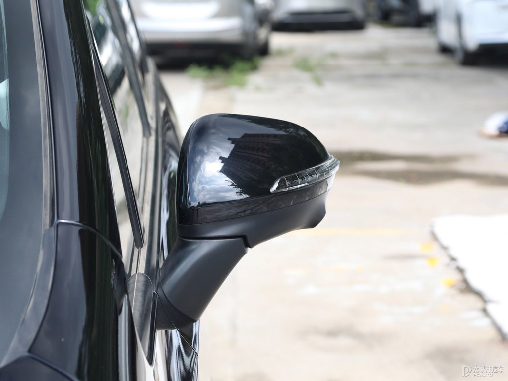 典雅黑傳祺M6車身外觀圖片