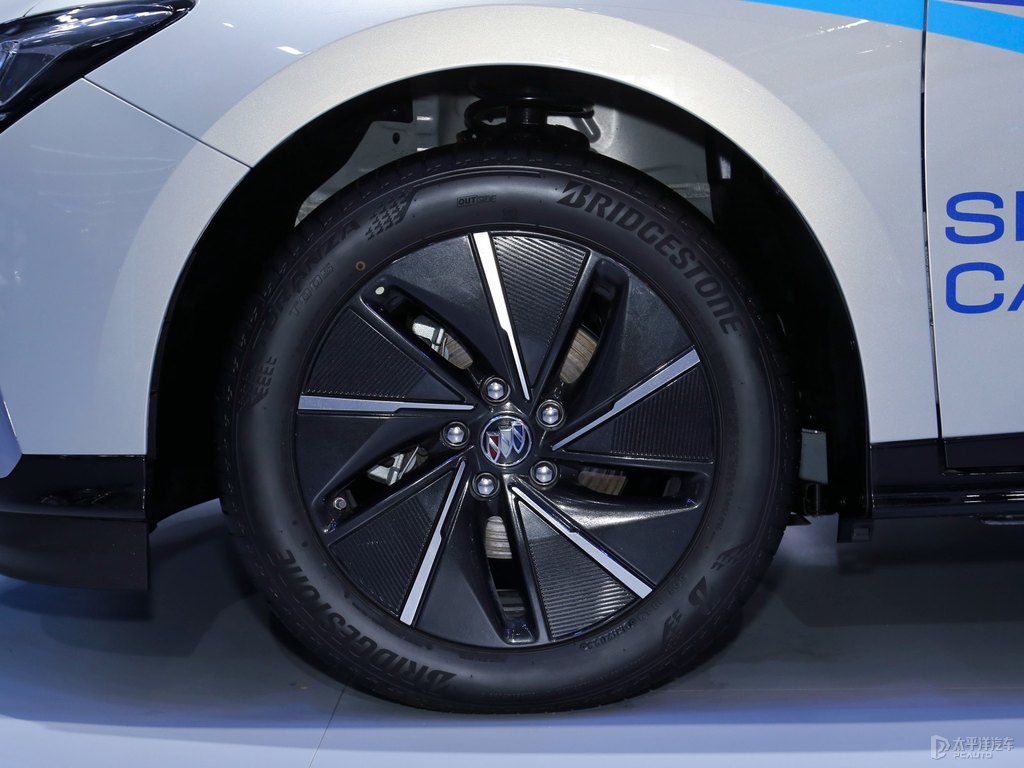 極光銀微藍(lán)6車身外觀圖片