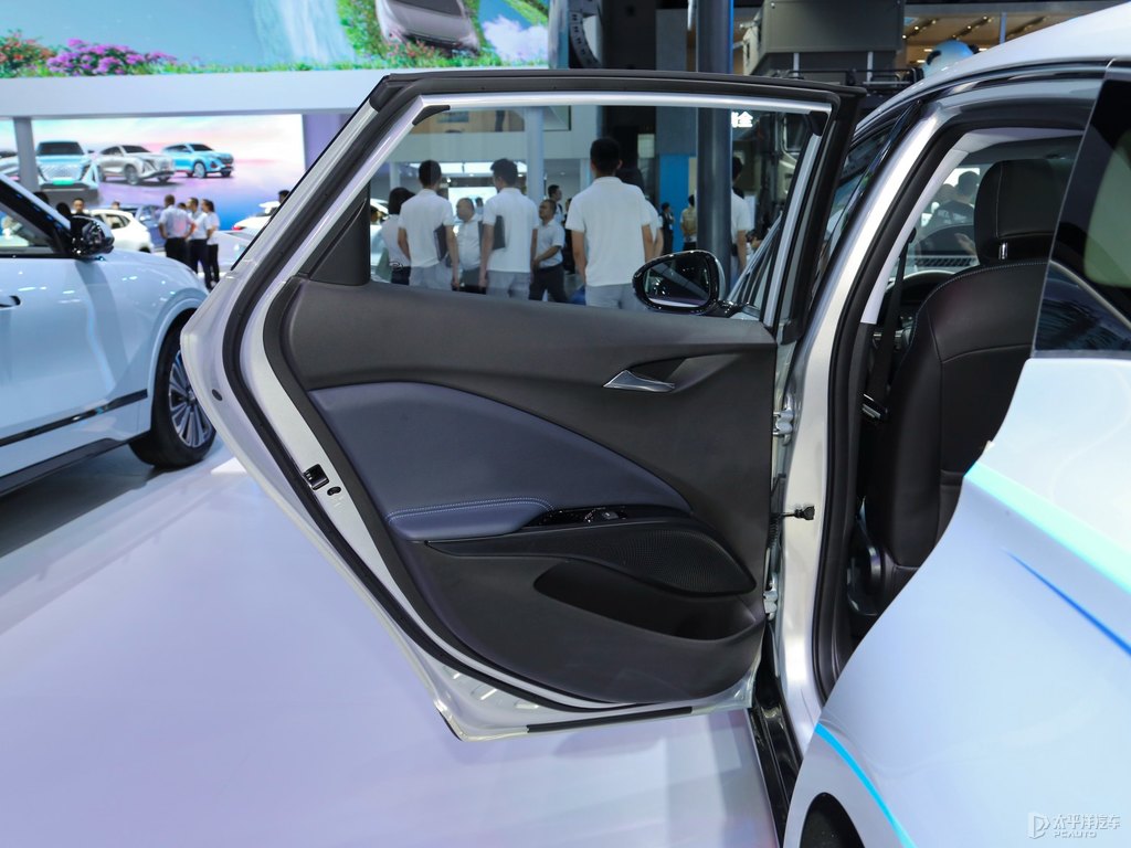 極光銀微藍(lán)6車(chē)廂內(nèi)飾圖片