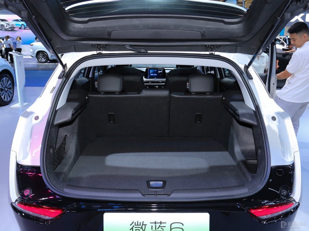 極光銀微藍6后備廂空間圖片