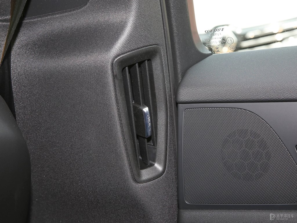 薄霧灰沃爾沃V60車廂內(nèi)飾圖片