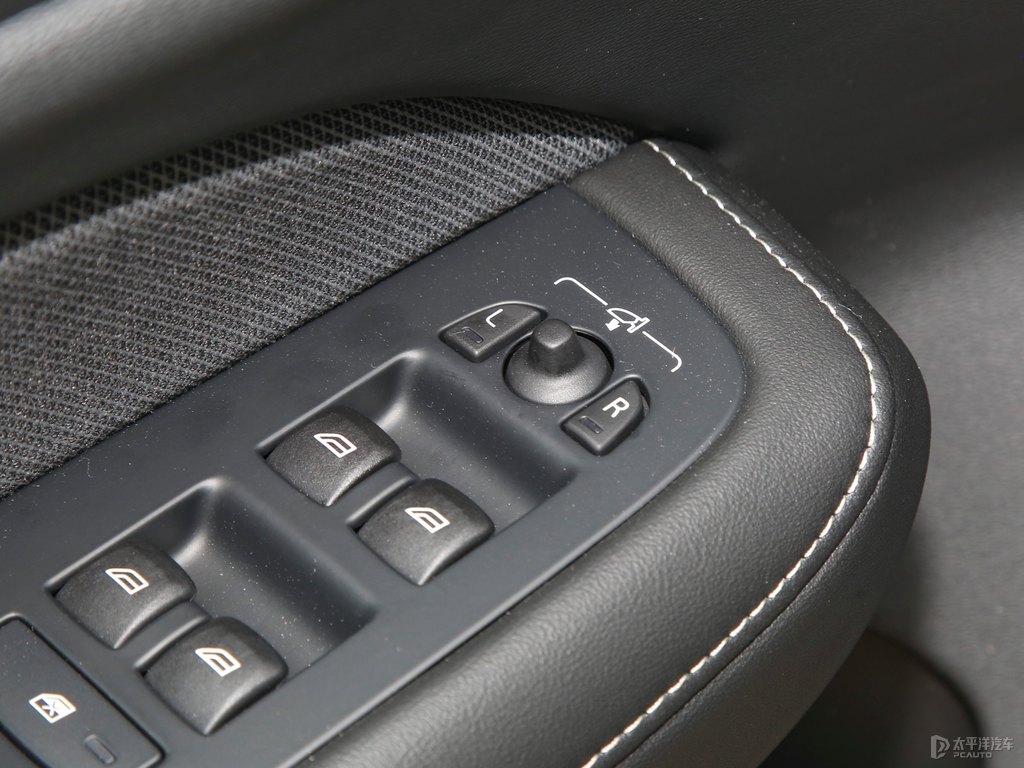 薄霧灰沃爾沃V60車廂內(nèi)飾圖片