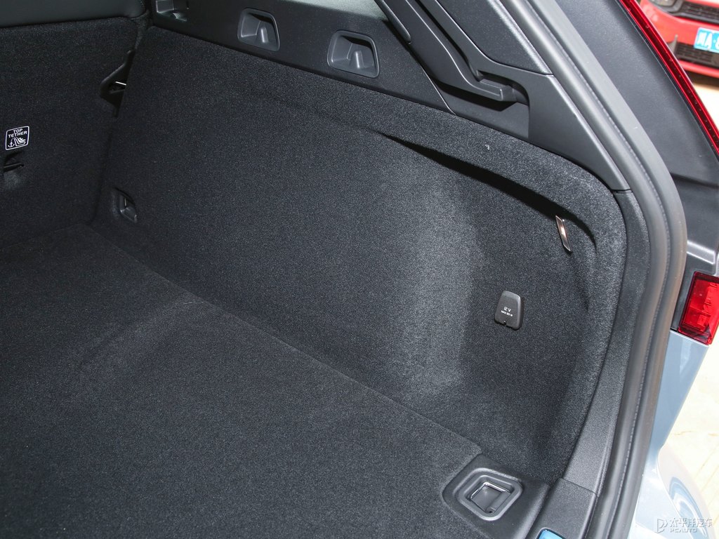 薄霧灰沃爾沃V60后備廂空間圖片
