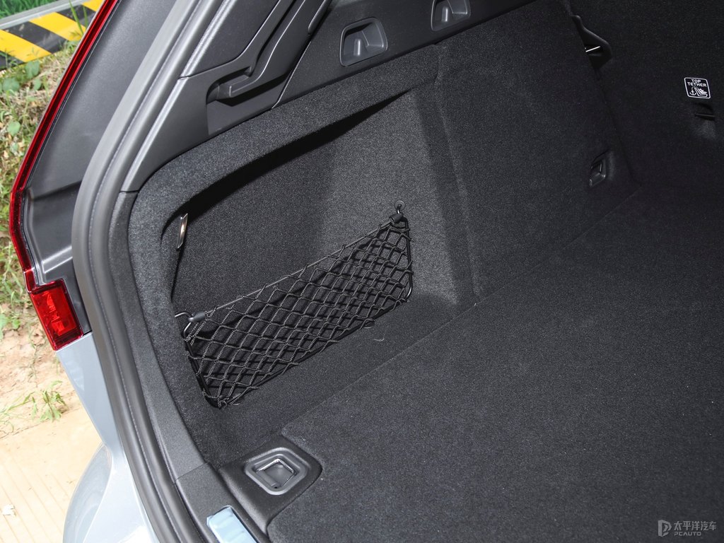 薄霧灰沃爾沃V60后備廂空間圖片