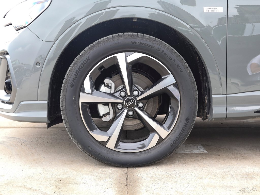 量子灰?jiàn)W迪Q3車(chē)身外觀圖片