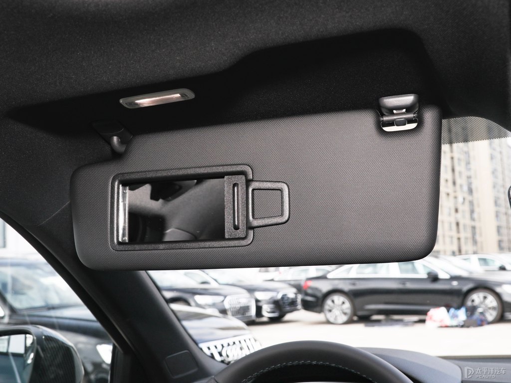 阿瓦隆綠奧迪Q3 Sportback車廂內(nèi)飾圖片