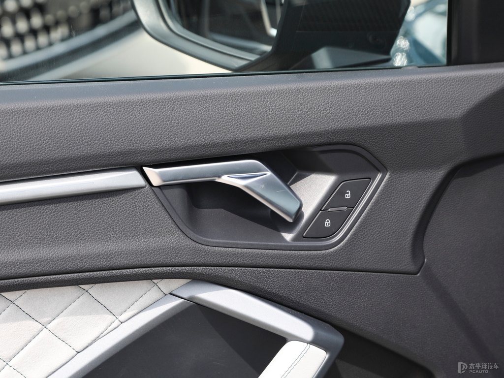 阿瓦隆綠奧迪Q3 Sportback車(chē)廂內(nèi)飾圖片