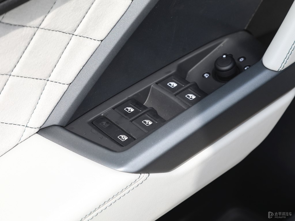 阿瓦隆綠奧迪Q3 Sportback車廂內(nèi)飾圖片