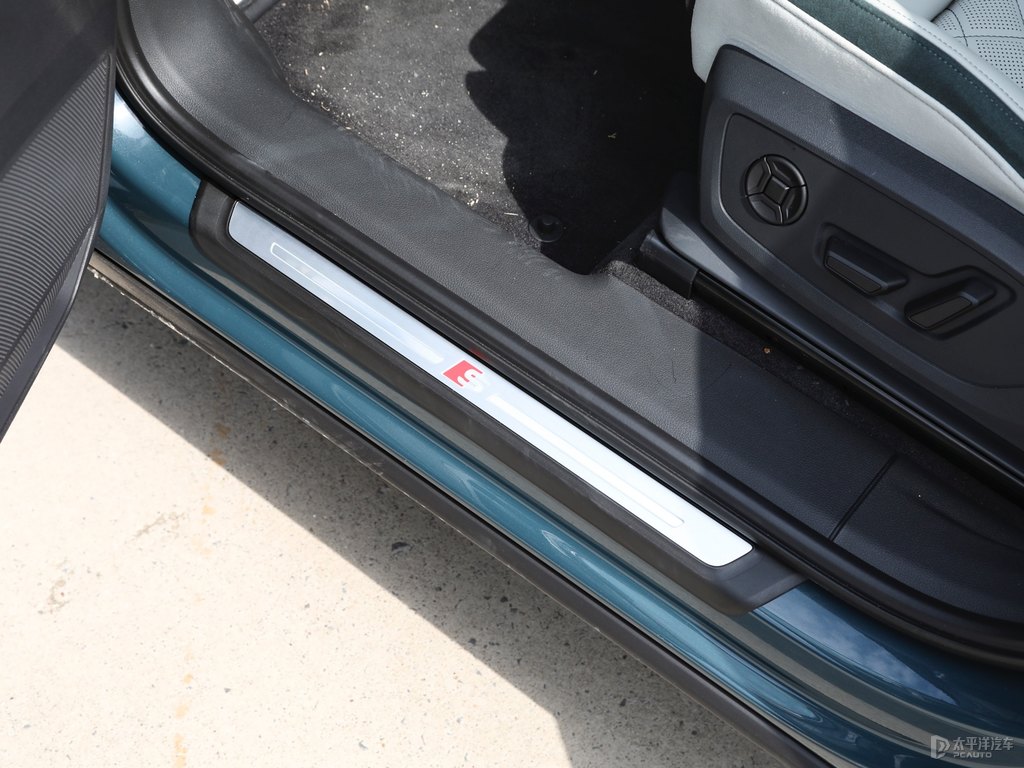 阿瓦隆綠奧迪Q3 Sportback車廂內(nèi)飾圖片