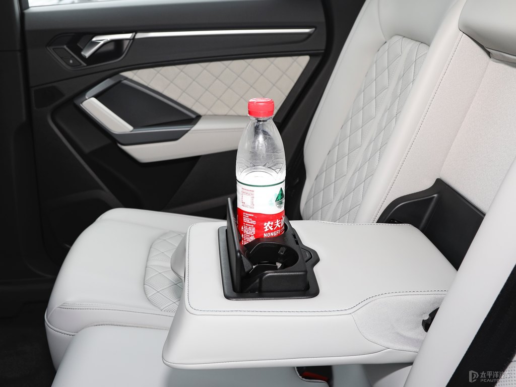 阿瓦隆綠奧迪Q3 Sportback儲(chǔ)物空間空間圖片