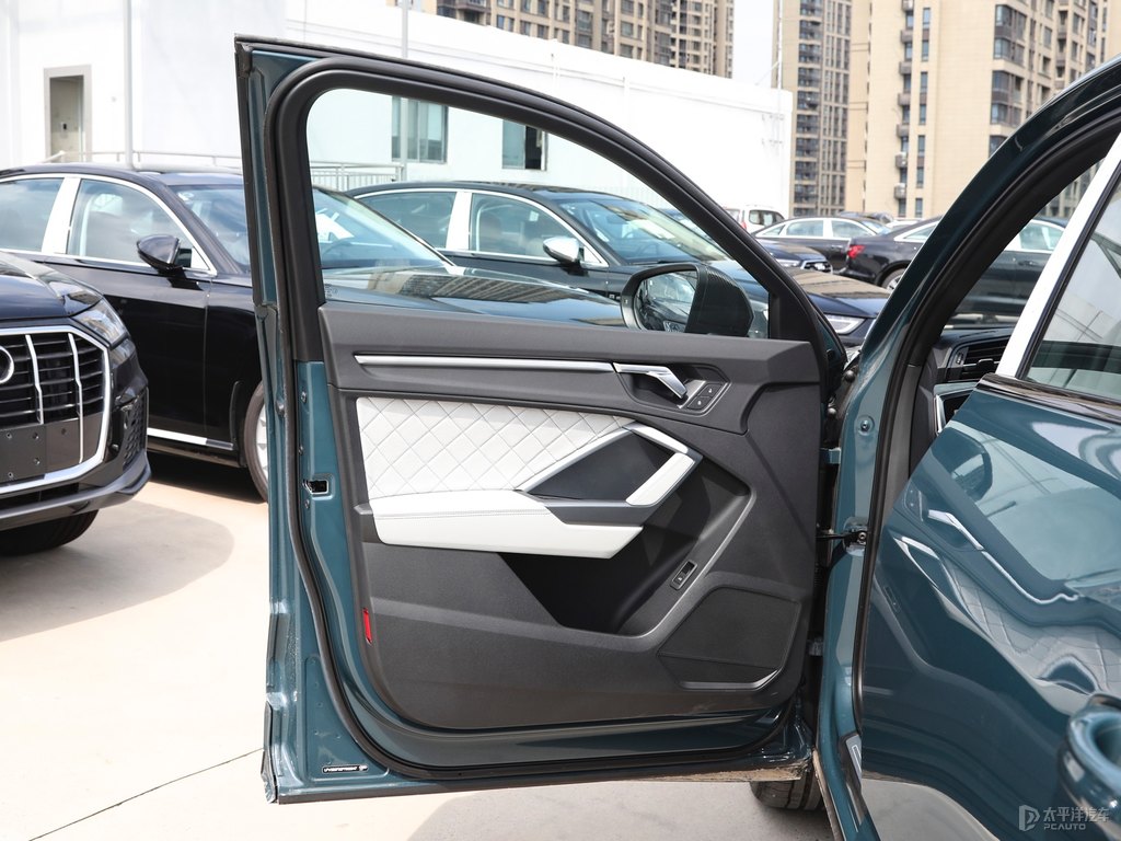 阿瓦隆綠奧迪Q3 Sportback車廂內(nèi)飾圖片