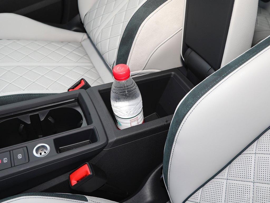 阿瓦隆綠奧迪Q3 Sportback儲(chǔ)物空間空間圖片