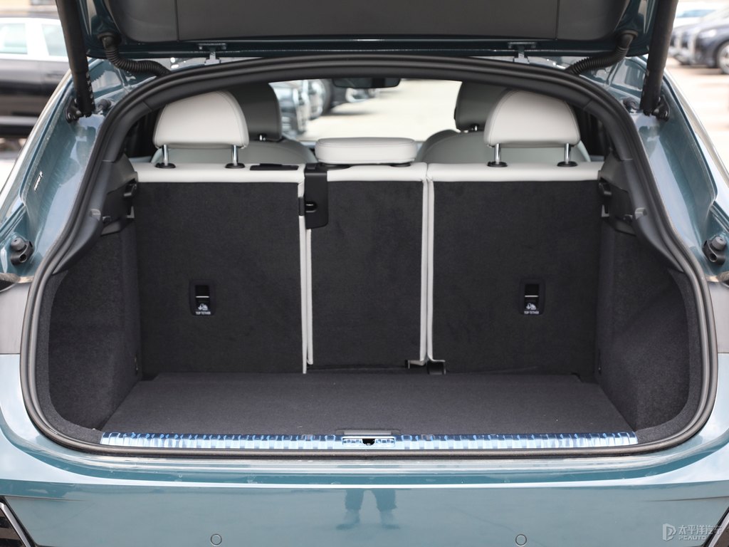 阿瓦隆綠奧迪Q3 Sportback后備廂空間圖片