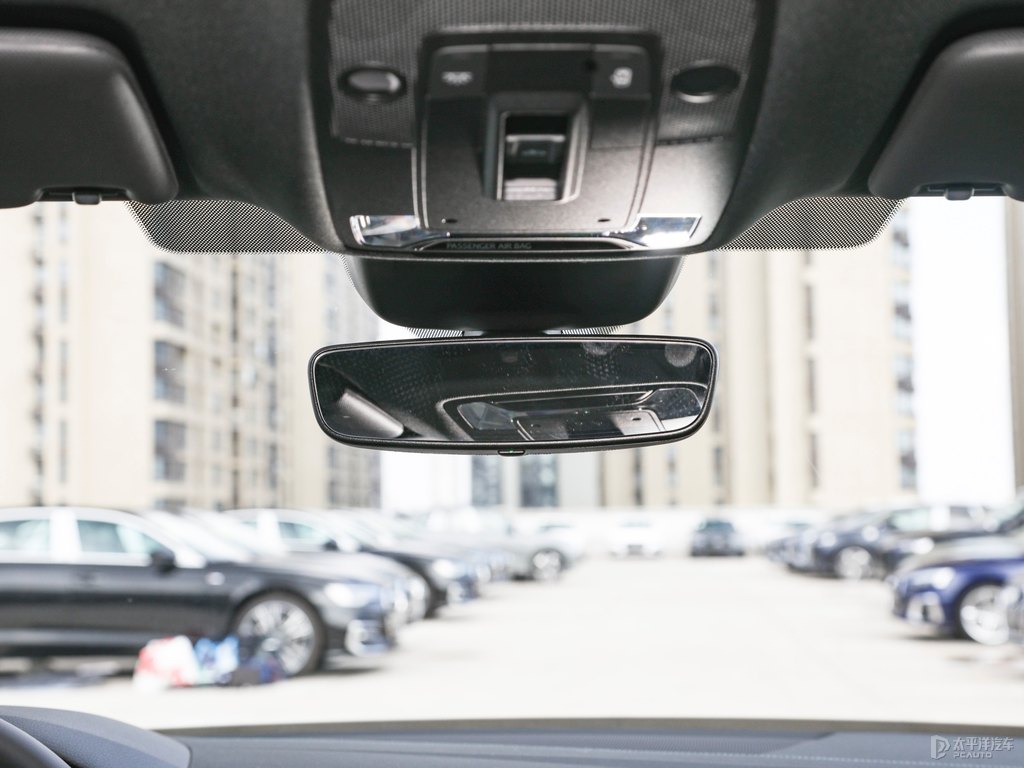 阿瓦隆綠奧迪Q3 Sportback車廂內(nèi)飾圖片