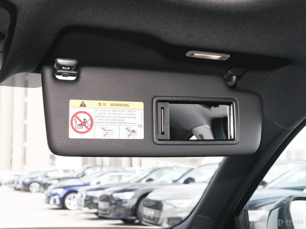 阿瓦隆綠奧迪Q3 Sportback車廂內(nèi)飾圖片