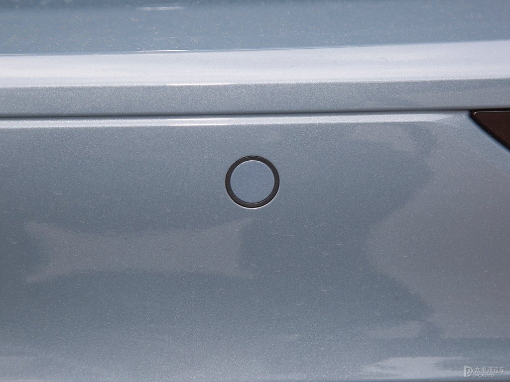 薄霧灰沃爾沃V60車尾外觀圖片