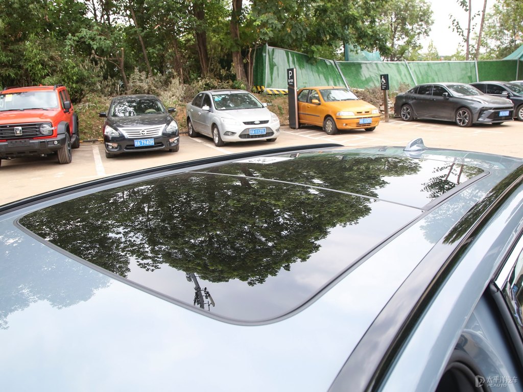 薄霧灰沃爾沃V60車身外觀圖片