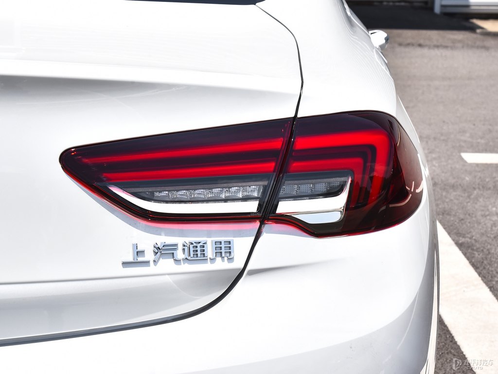 冰晶白君威車尾外觀圖片
