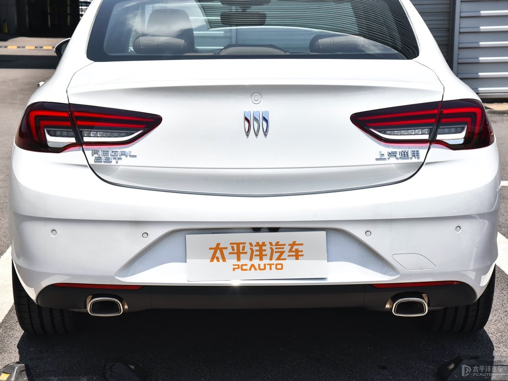 冰晶白君威車尾外觀圖片