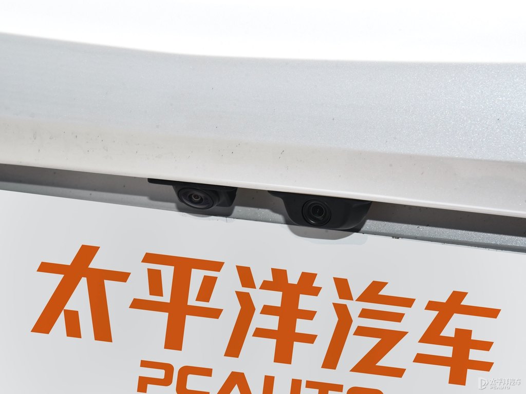 冰晶白君威車(chē)尾外觀圖片