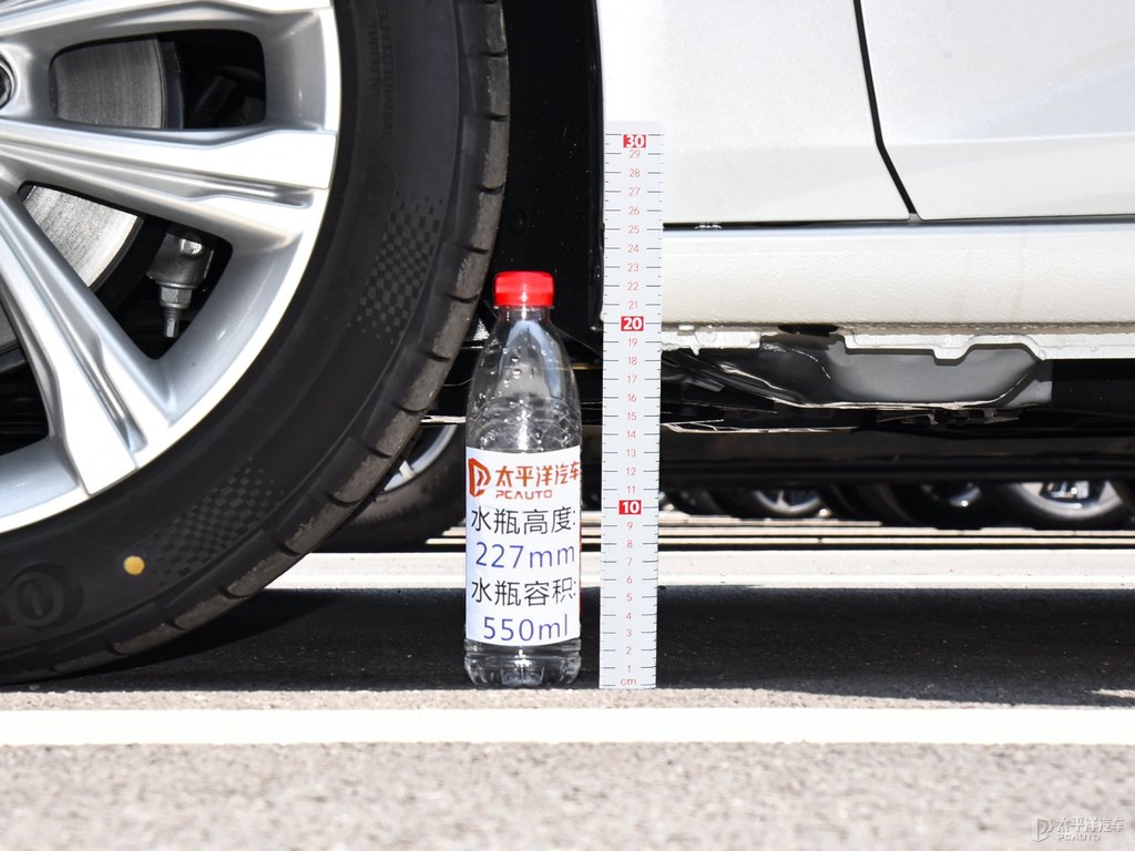冰晶白君威車身外觀圖片