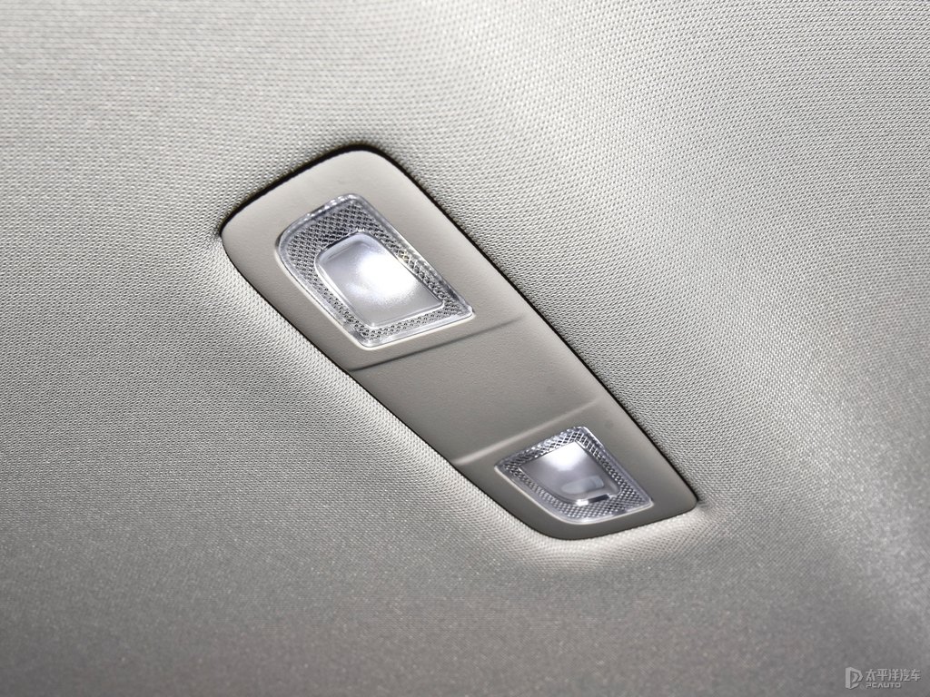 冰晶白君威車廂內(nèi)飾圖片