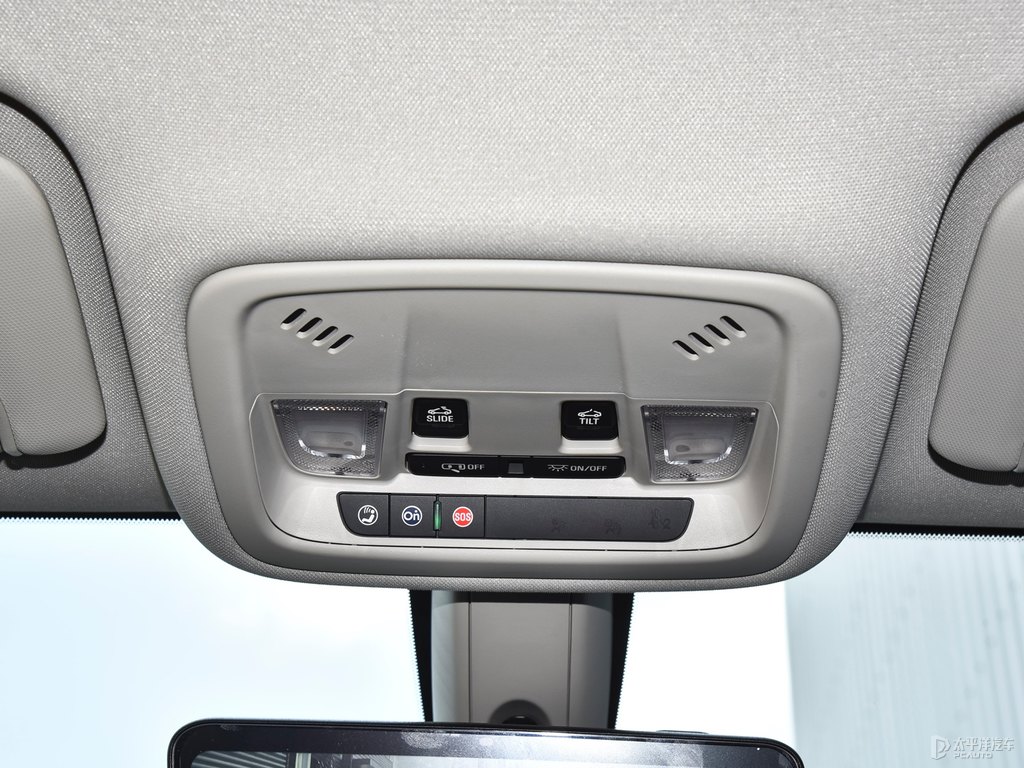 冰晶白君威車廂內(nèi)飾圖片