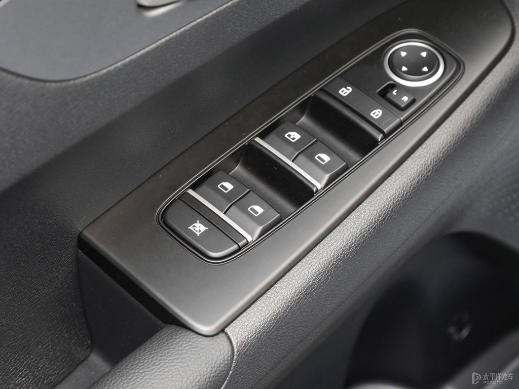 珍珠白起亞K3車廂內(nèi)飾圖片