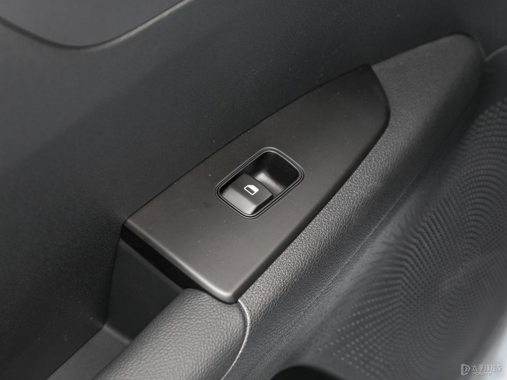 珍珠白起亞K3車廂內(nèi)飾圖片
