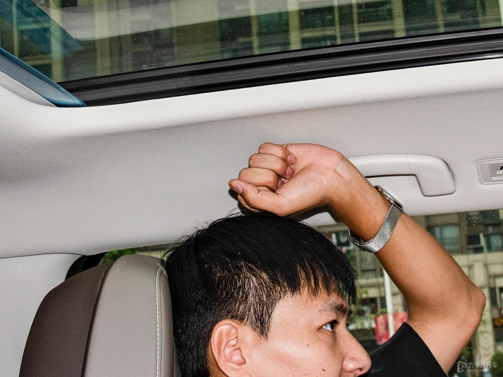 玄武黑威然駕乘空間空間圖片