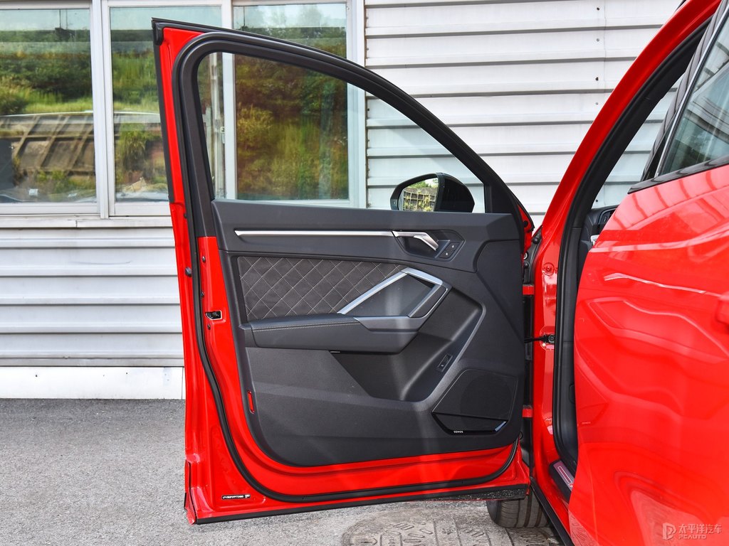 探戈紅奧迪Q3車廂內(nèi)飾圖片