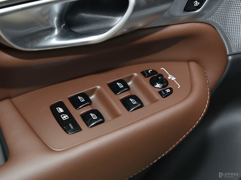 瑪瑙黑沃爾沃XC90新能源車廂內(nèi)飾圖片