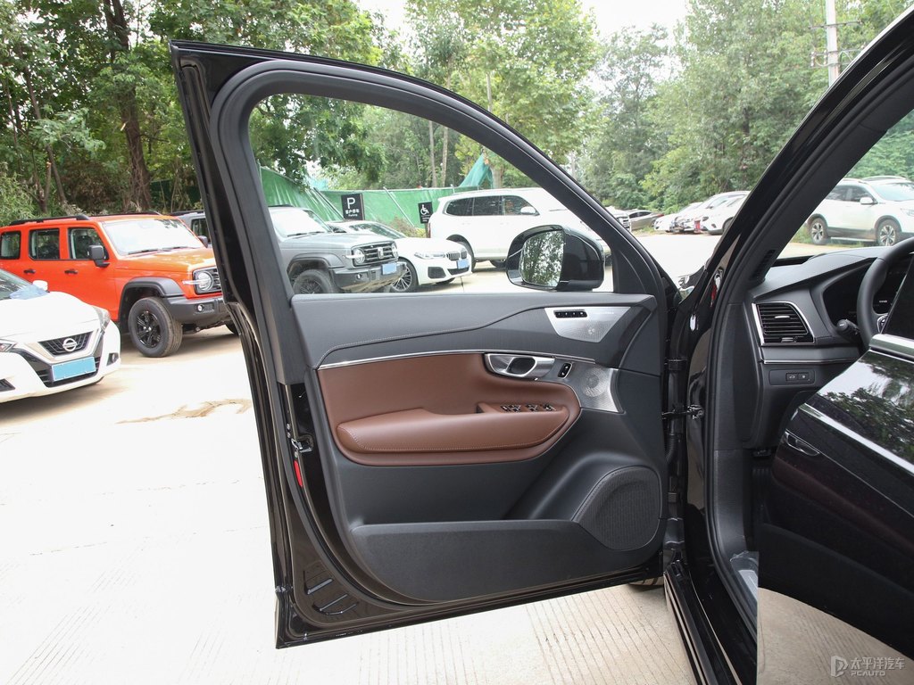 瑪瑙黑沃爾沃XC90新能源車廂內(nèi)飾圖片