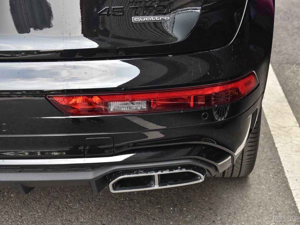 傳奇黑奧迪Q5L車(chē)尾外觀圖片