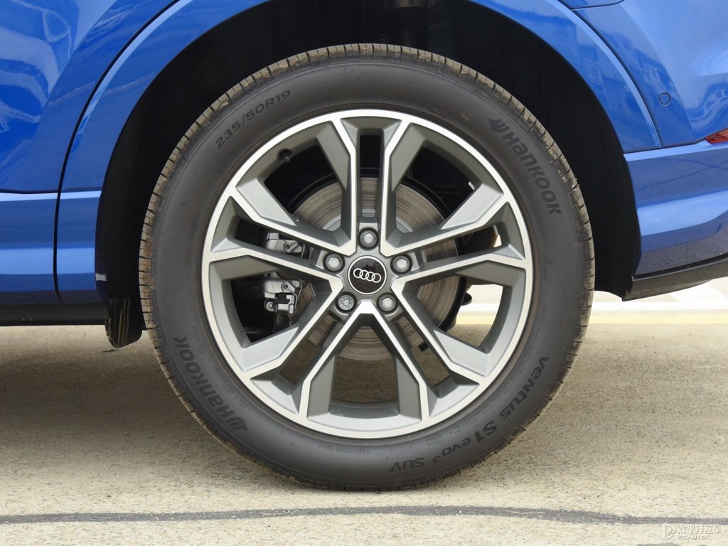 雪邦藍(lán)奧迪Q3車身外觀圖片