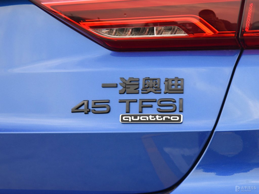雪邦藍(lán)奧迪Q3車尾外觀圖片